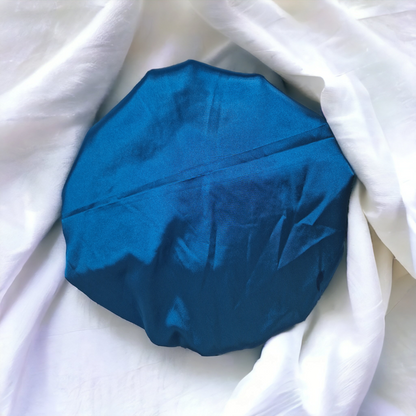 BONNET REVERSIBLE EN SATIN BLEU CIEL / AZUR