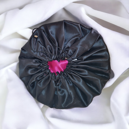 BONNET REVERSIBLE EN SATIN FUSHIA / NOIR