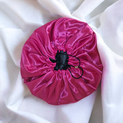 BONNET REVERSIBLE EN SATIN FUSHIA / NOIR